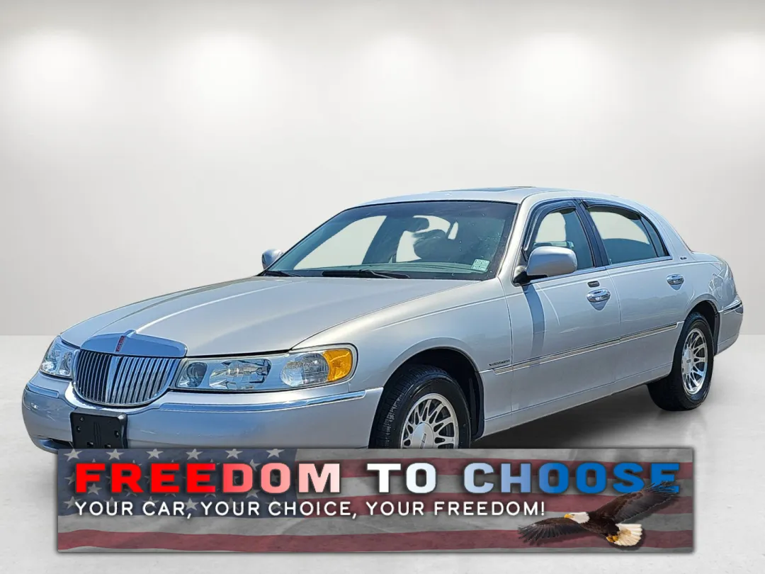 2001 Lincoln Town Car - 1LNHM82W01Y733249 - Image #1