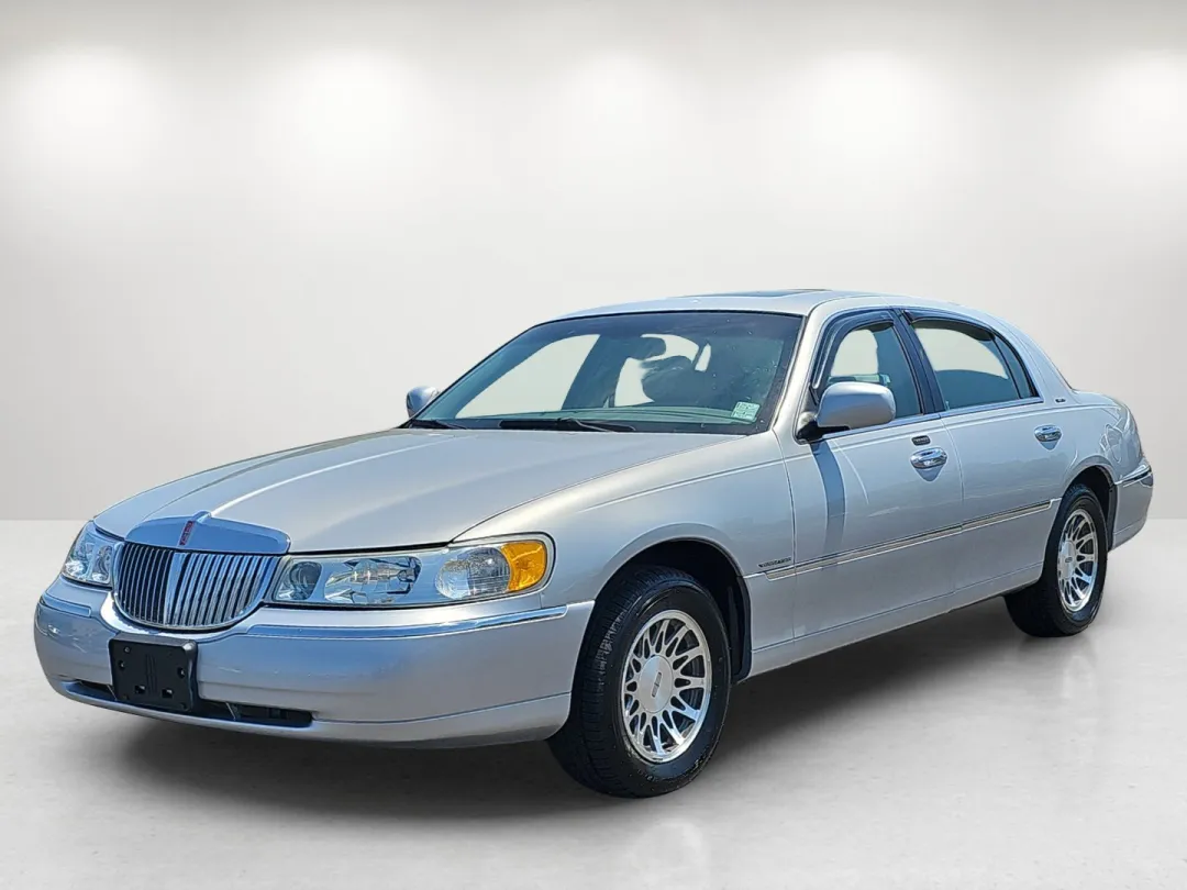 2001 Lincoln Town Car - 1LNHM82W01Y733249 - Image #2