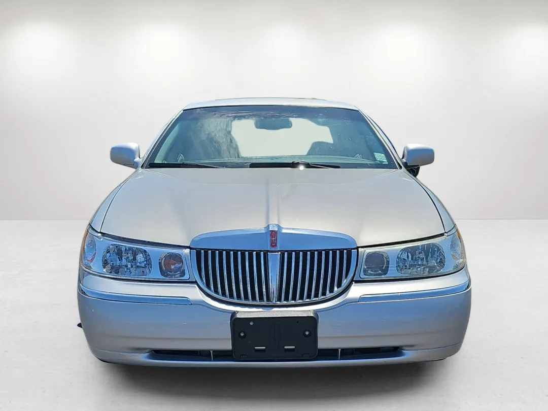 2001 Lincoln Town Car - 1LNHM82W01Y733249 - Image #3