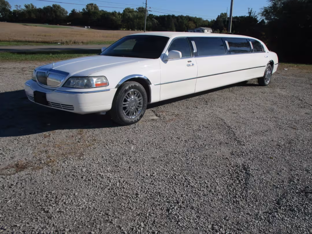 2003 Lincoln Town Car - 1L1FM81W33Y640190 - Image #2