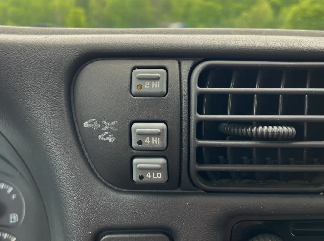 2004 Chevrolet S-10 - 1GCDT13X14K135148 - Image #3