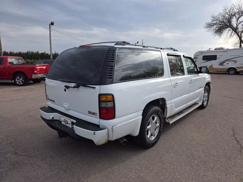 2005 GMC Yukon Denali - 1GKFK66U95J150275 - Image #2