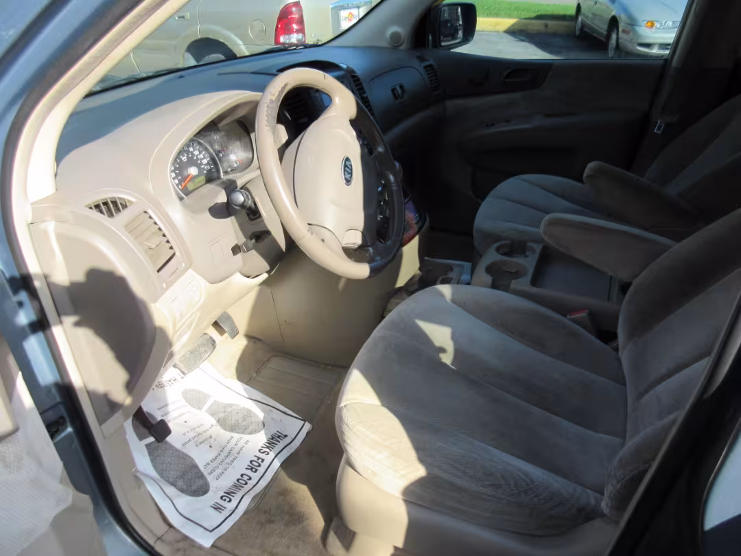 2006 Kia Sedona - KNDMB233266033245 - Image #1
