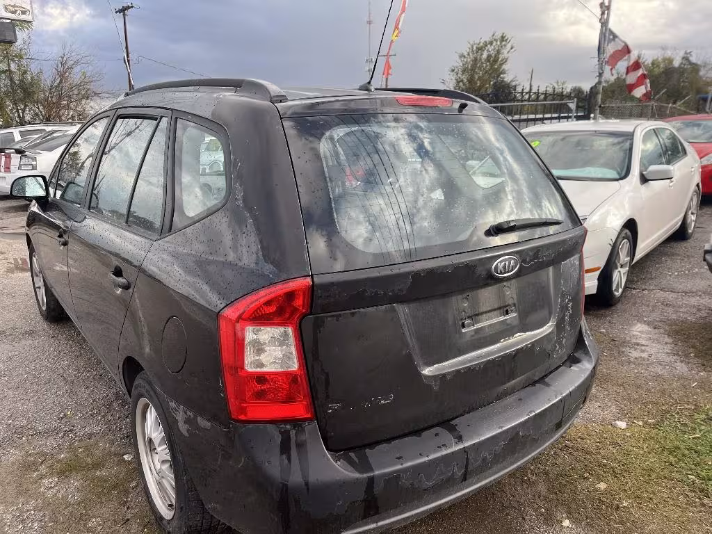 2007 Kia Rondo - KNAFG525577069258 - Image #2