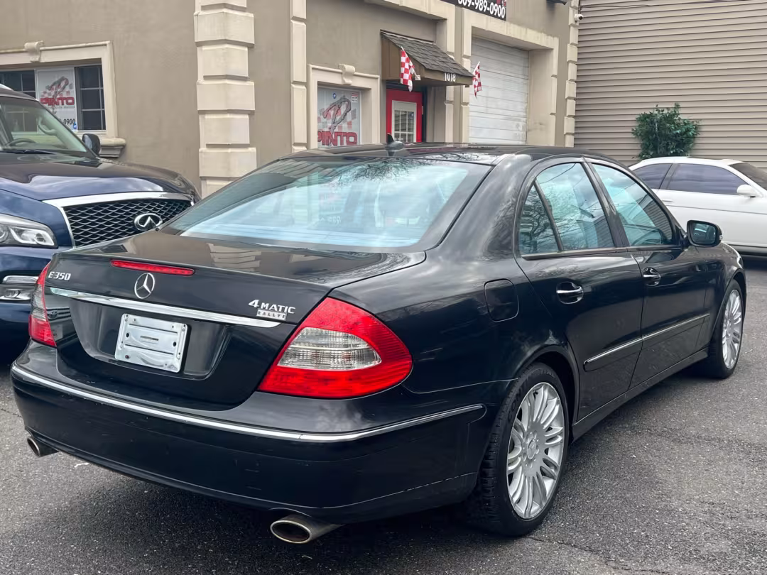 2008 Mercedes-Benz E-Class - WDBUF87X48B283518 - Image #2