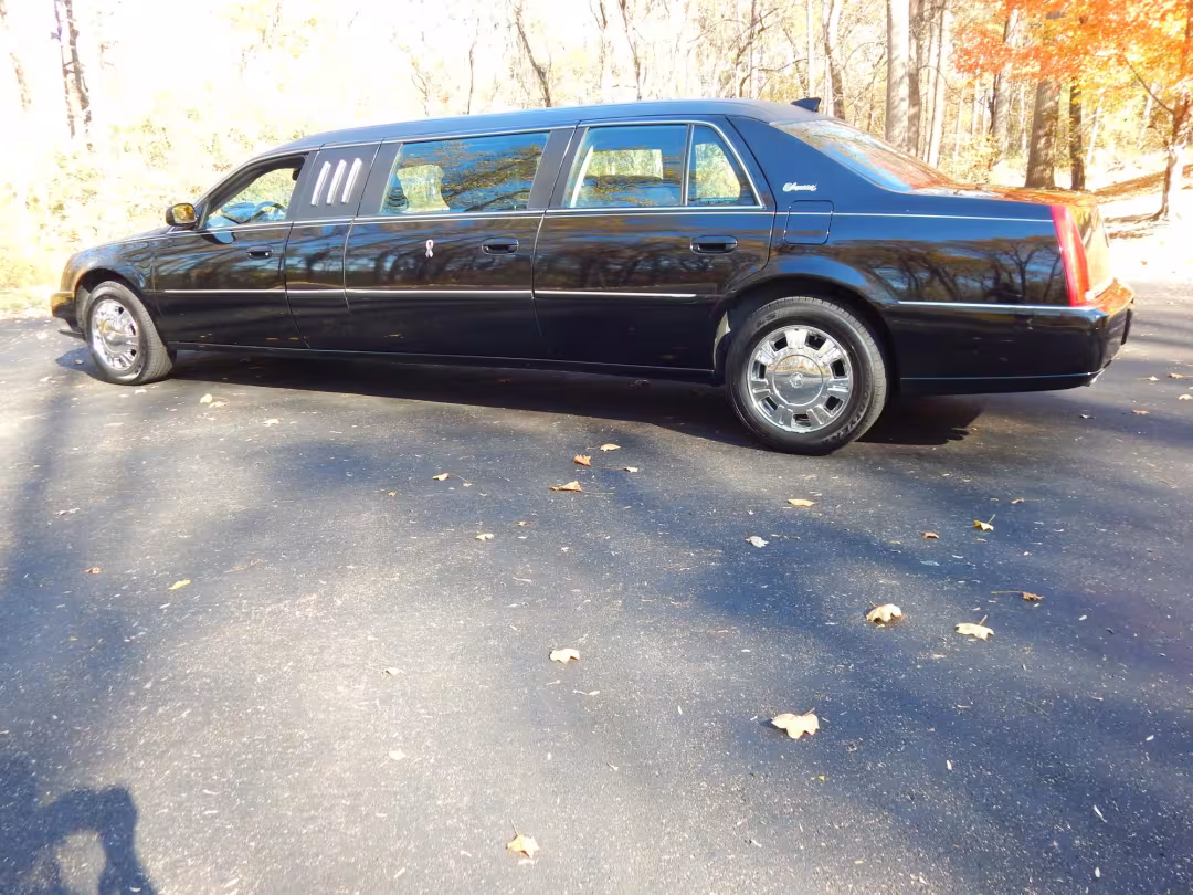 2011 Cadillac DTS - 1GE9K9C61BU550445 - Image #2