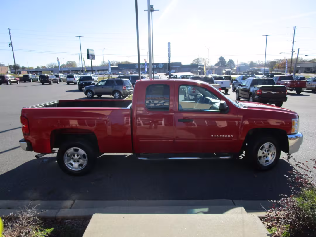 2013 Chevrolet Silverado 1500 - 1GCRCSE00DZ130106 - Image #2