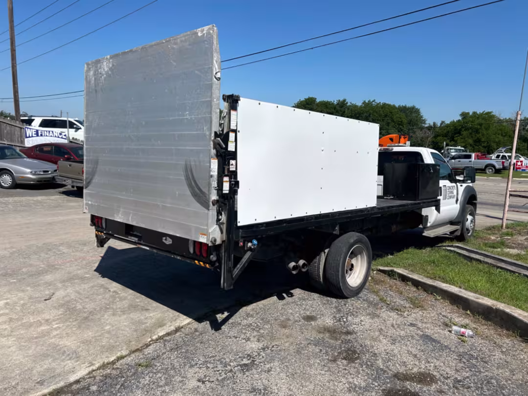 2013 Ford F-550 - 1FDUF5GTXDEB63420 - Image #2