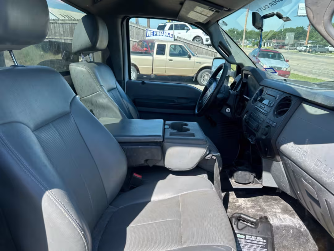 2013 Ford F-550 - 1FDUF5GTXDEB63420 - Image #3