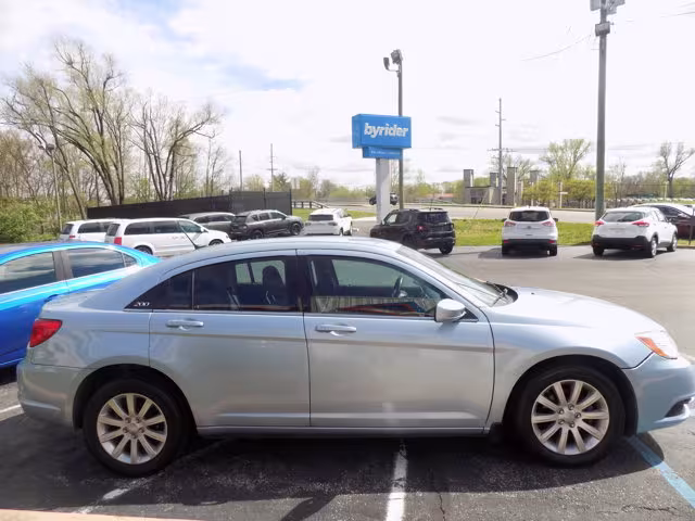 2014 Chrysler 200 - 1C3CCBABXEN168422 - Image #2