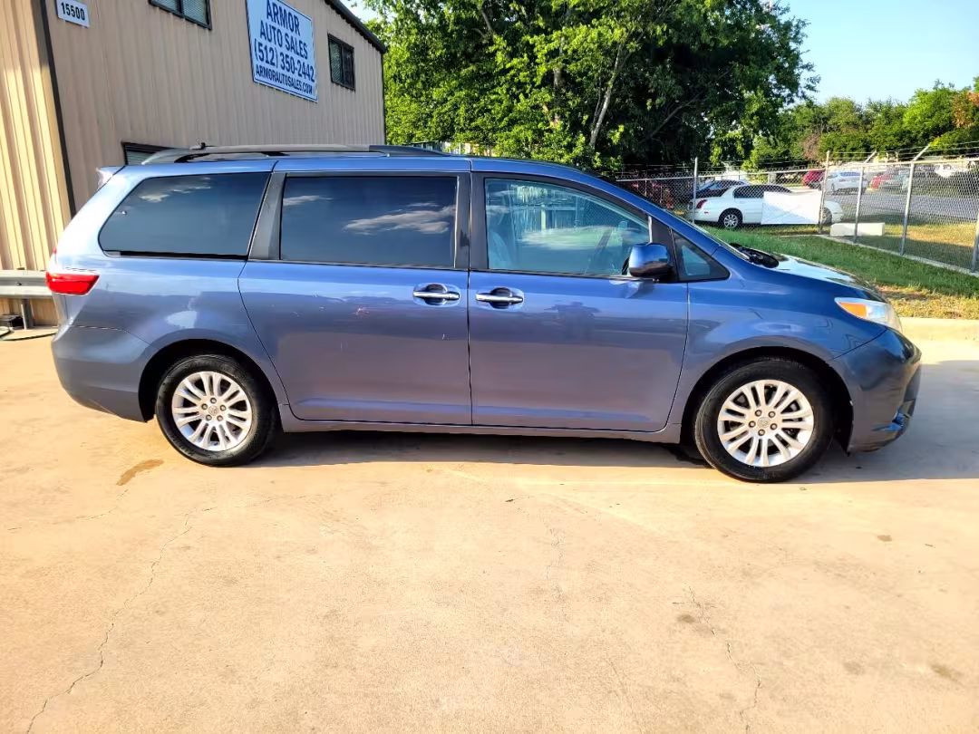 2015 Toyota Sienna - 5TDYK3DCXFS597408 - Image #2