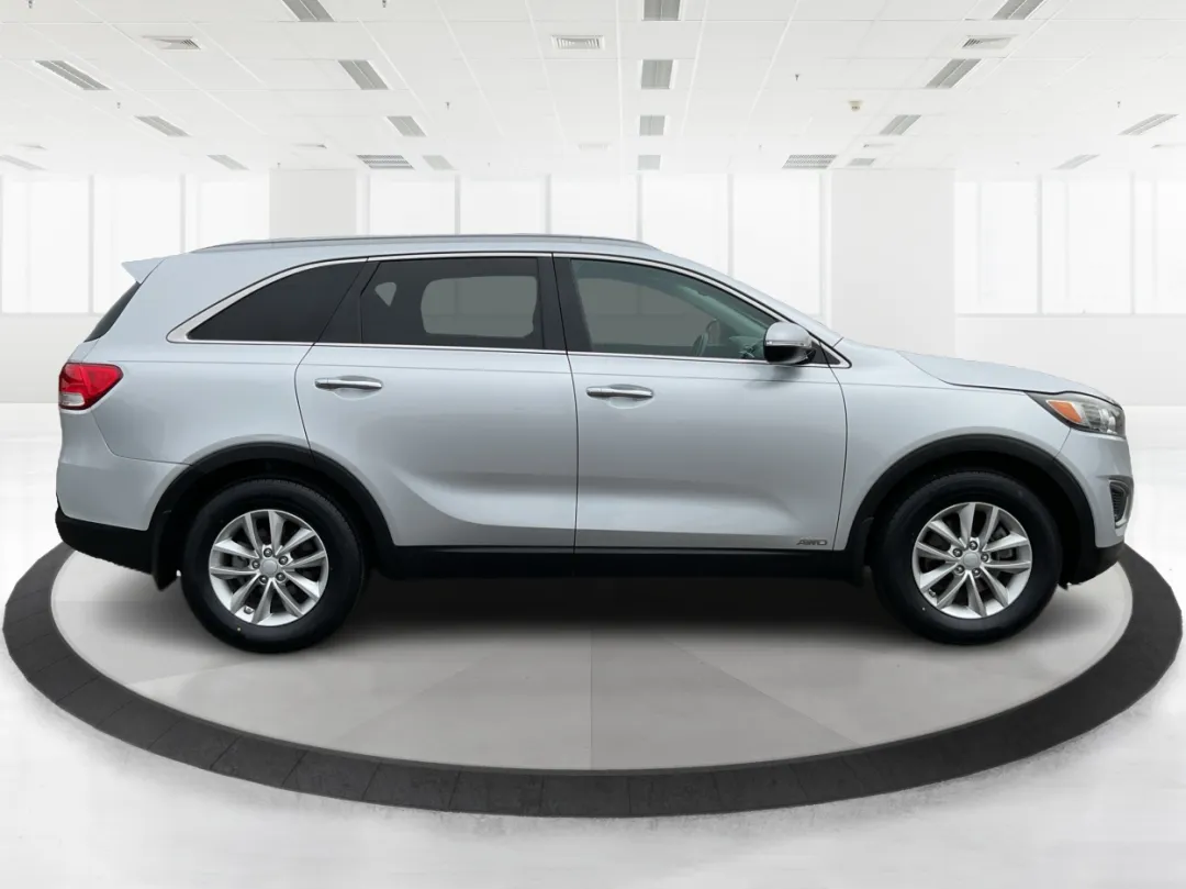 2016 Kia Sorento - 5XYPGDA39GG081272 - Image #2