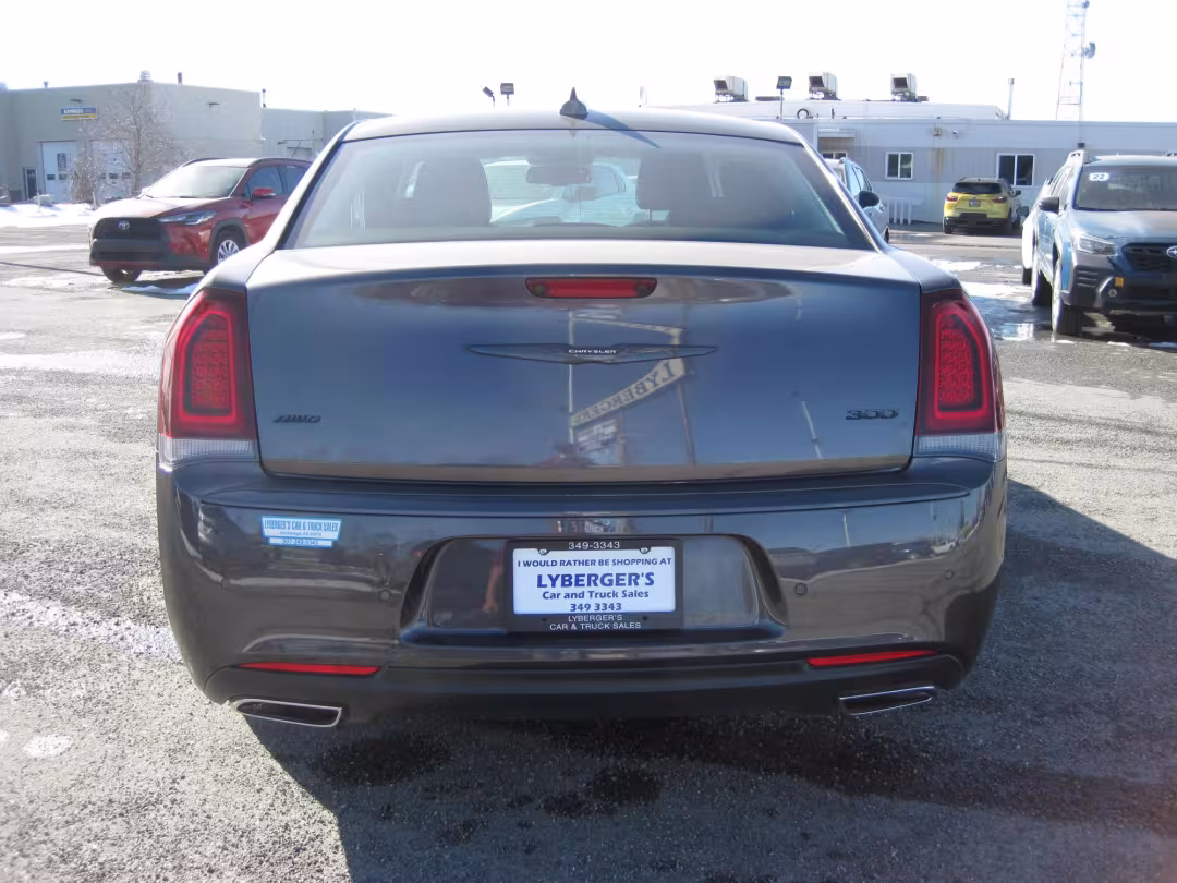 2022 Chrysler 300 - 2C3CCASGXNH134638 - Image #2