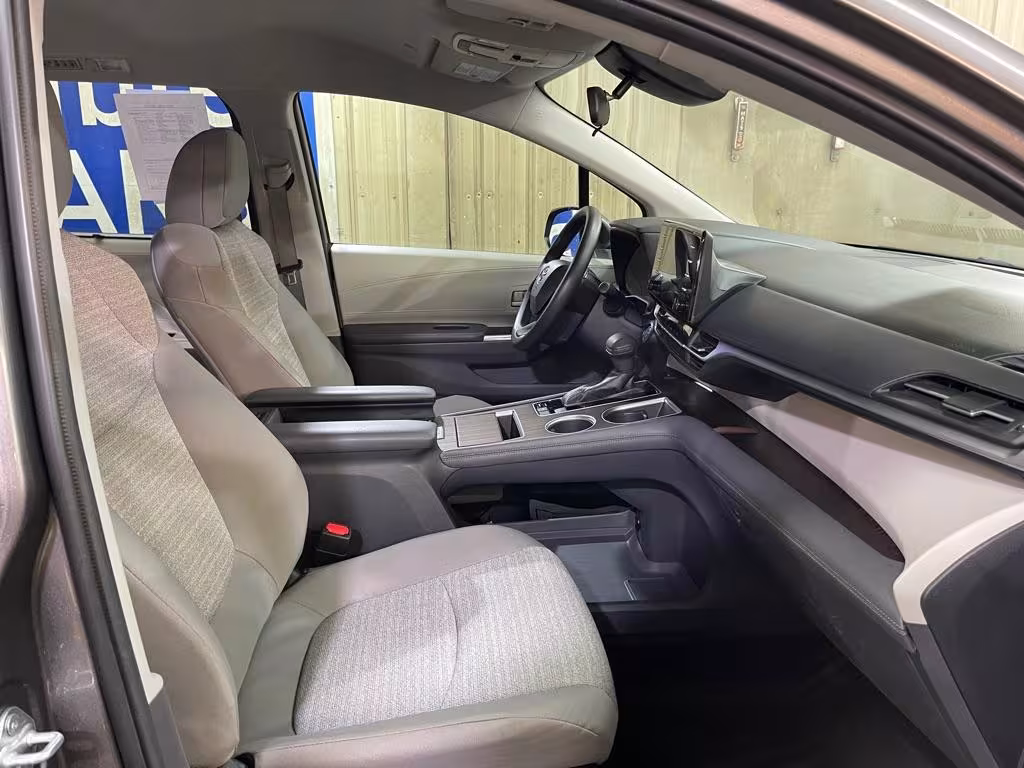 2022 Toyota Sienna - 5TDKRKECXNS115819 - Image #3